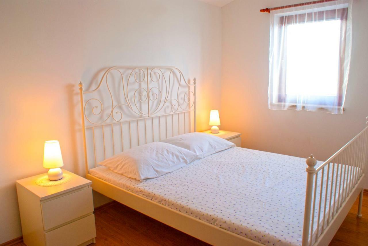 Apartmani Ribarica**** Karlobag Dış mekan fotoğraf